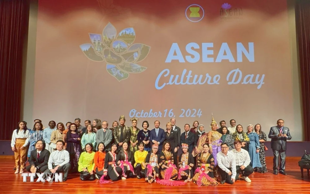 Đại sứ và Phu nhân các nước ASEAN chụp ảnh cùng các khách mời tại sự kiện. (Ảnh: Kiều Trang/TTXVN)