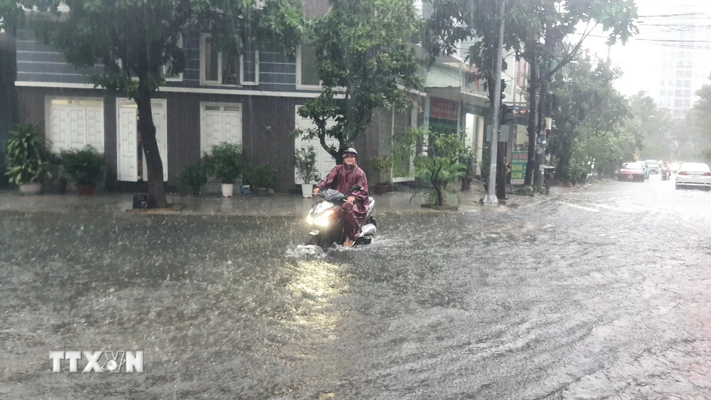 Một tuyến đường ở Đà Nẵng bị ngập khi có mưa lớn. (Nguồn: TTXVN)