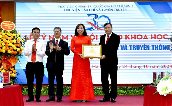 Giáo sư-Tiến sỹ Lê Văn Lợi, Phó Giám đốc Học viện Chính trị Quốc gia Hồ Chí Minh trao Bằng khen của Giám đốc Học viện Chính trị Quốc gia Hồ Chí Minh cho Tạp chí Lý luận Chính trị và Truyền thông.