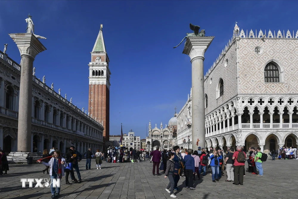 Du khách tham quan Venice, Italy. (Ảnh: AFP/TTXVN)