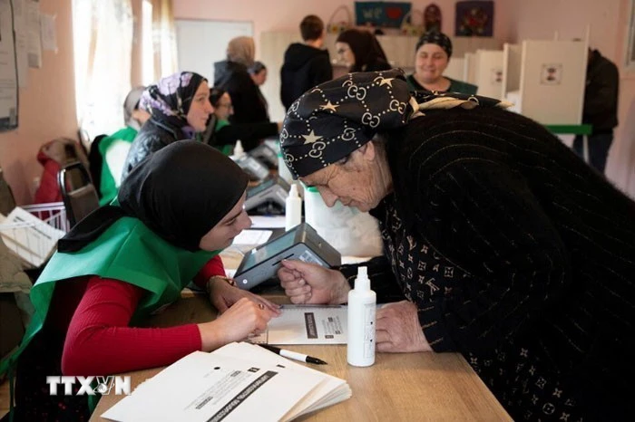 Cử tri Gruzia bỏ phiếu tổng tuyển cử ở vùng Kakheti, ngày 26/10. (Ảnh: Reuters/TTXVN)