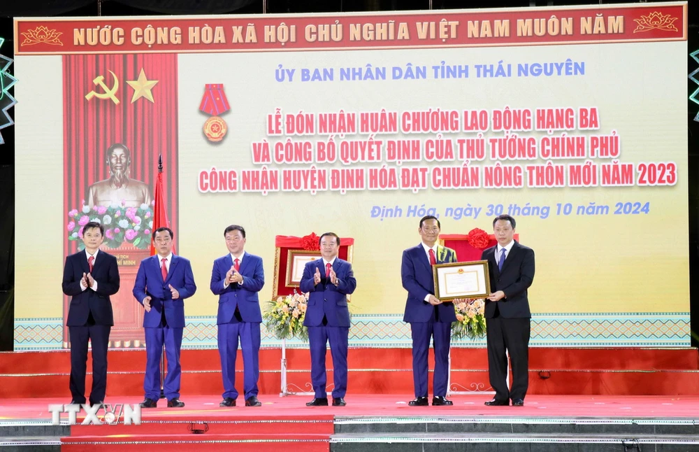 Chủ tịch Ủy ban Nhân dân tỉnh Thái Nguyên trao Quyết định của Thủ tướng Chính phủ công nhận huyện Định Hóa đạt chuẩn Nông thôn mới năm 2023. (Ảnh: Trần Trang/TTXVN)