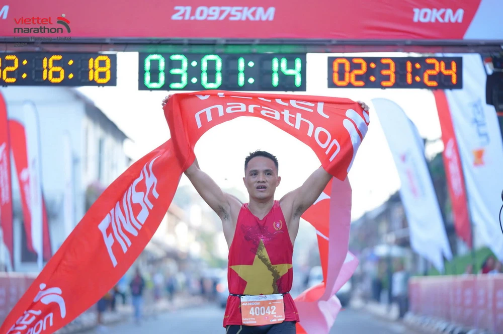 Anh Lê Hùng Cường về nhất Elite Full Marathon Viettel Marathon Luang Prabang Unitel.