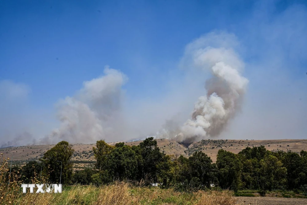 Khói bốc lên từ khu vực Cao nguyên Golan do Israel kiểm soát sau vụ tấn công rocket của nhóm vũ trang Hezbollah ở Liban. (Ảnh: THX/TTXVN)