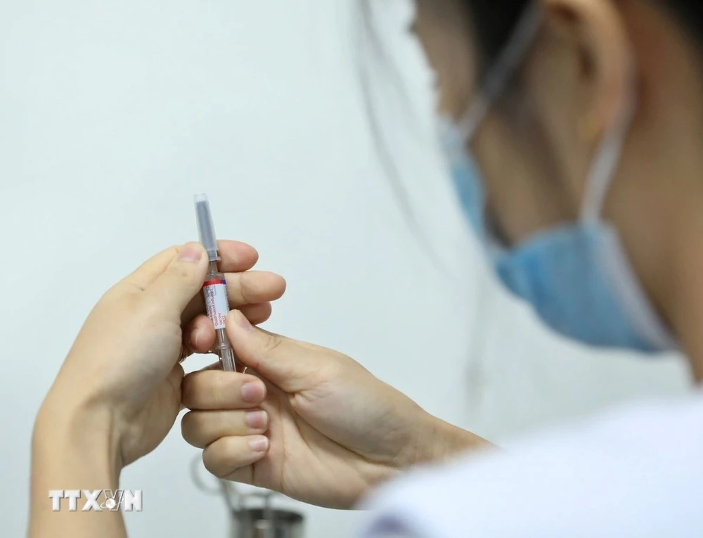 Chuẩn bị tiêm vaccine phòng cúm. (Ảnh: Minh Quyết/TTXVN)