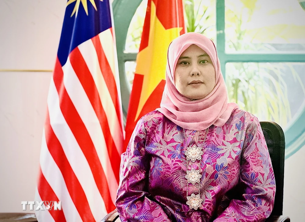 Bà Cik Aida Safura Niza Othman, Phó Đại sứ Malaysia tại Hà Nội trả lời phỏng vấn báo chí về ý nghĩa và triển vọng của chuyến thăm. (Ảnh: Việt Đức/TTXVN)