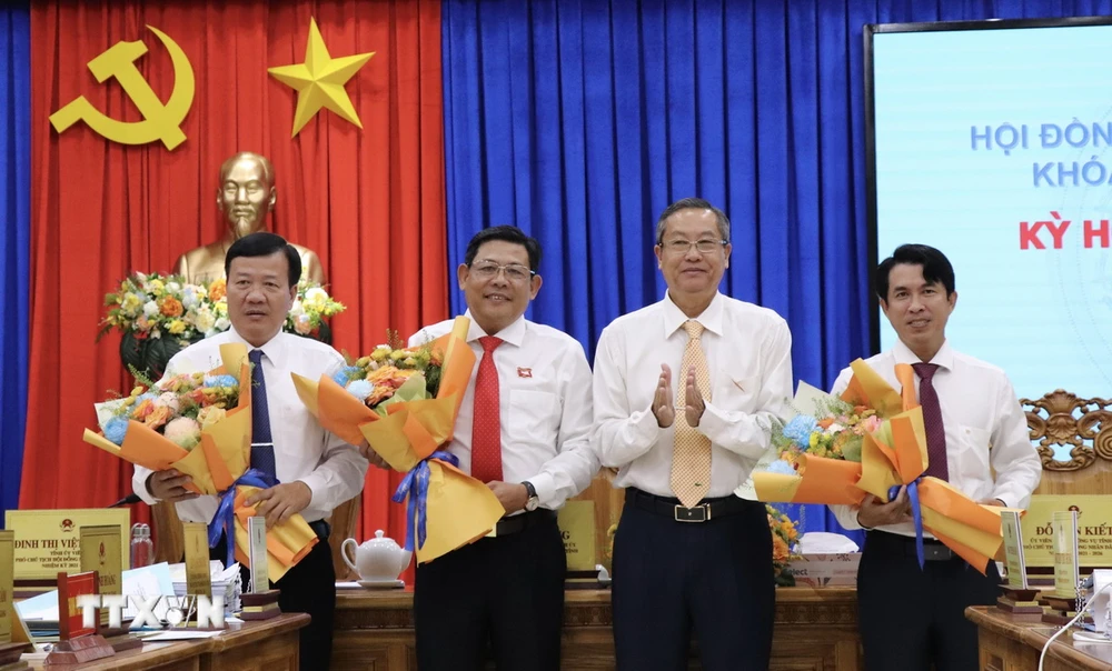 Ông Ngô Công Thức (thứ 2, trái) được bầu làm Phó Chủ tịch UBND tỉnh An Giang nhiệm kỳ 2021-2026. (Ảnh: Thanh Sang/TTXVN)