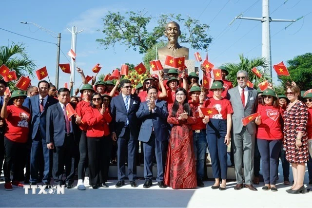 Thủ tướng Phạm Minh Chính và Phu nhân và các đại biểu tại Tượng đài Chủ tịch Hồ Chí Minh tại thủ đô Santo Domingo. (Ảnh: Dương Giang/TTXVN)