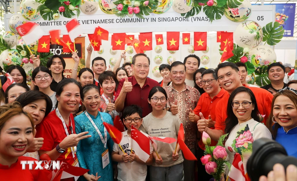 Bộ trưởng Nhân lực Tan See Leng tới thăm gian hàng của Ban Liên lạc Cộng đồng người Việt tại lễ hội. (Ảnh: Lê Dương/TTXVN)