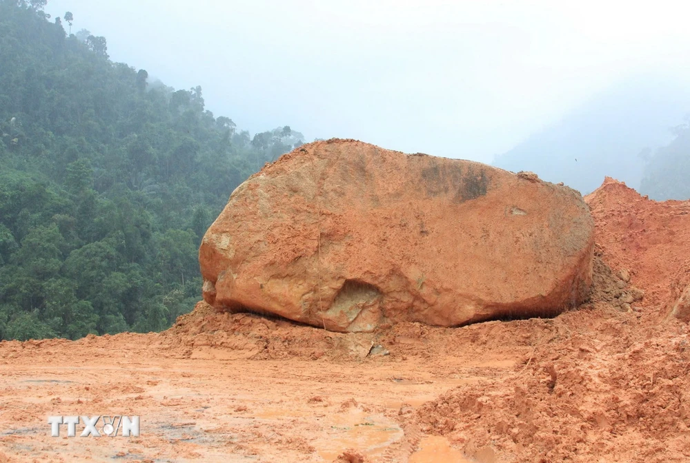 Khánh Hòa: Khắc phục các điểm sạt lở tại đèo Khánh Lê để thông xe một làn- Ảnh 1.