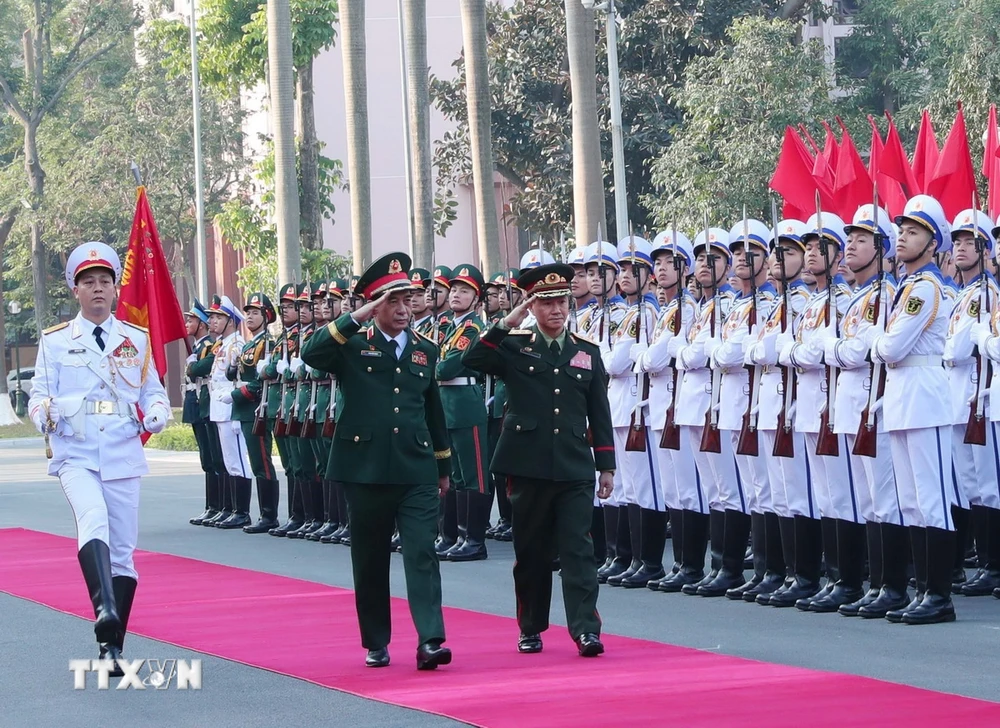 Bộ trưởng Quốc phòng Phan Văn Giang và Bộ trưởng Quốc phòng Lào Khamliang Outhakeysone duyệt Đội danh dự Quân đội Nhân dân Việt Nam. (Ảnh: Trọng Đức/TTXVN)