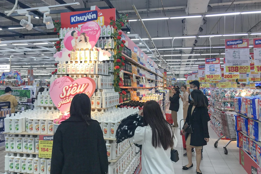 Các deal khuyến mãi mỹ phẩm, quà tặng... được các siêu thị triển khai dành tặng người tiêu dùng trong mùa lễ Valentine. (Ảnh: Việt Anh/Vietnam+)