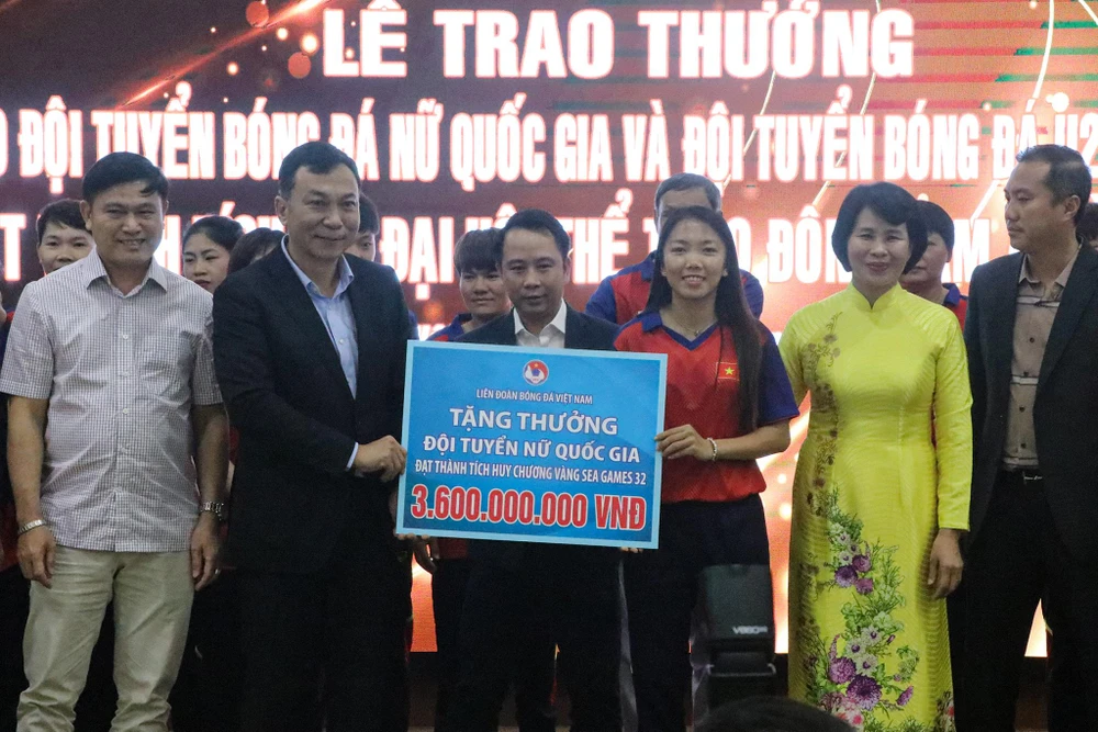 Tiền đạo Huỳnh Như đại diện cho Đội tuyển Bóng đá Nữ Việt Nam lên nhận thưởng sau thành tích tại SEA Games 32. (Ảnh: Việt Anh/Vietnam+)