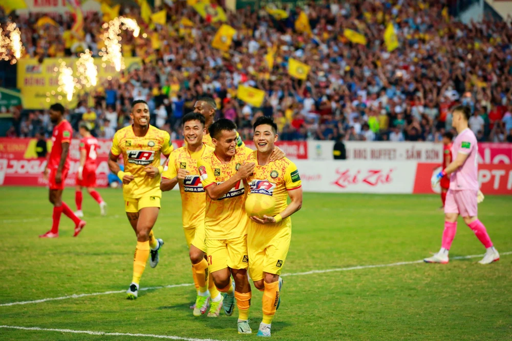 Lâm Ti Phông (ôm bóng) là một trong những 'cơn gió lạ' trong đội hình Đội tuyển Việt Nam ở đợt tập trung lần này. (Ảnh: Việt Anh/Vietnam+)