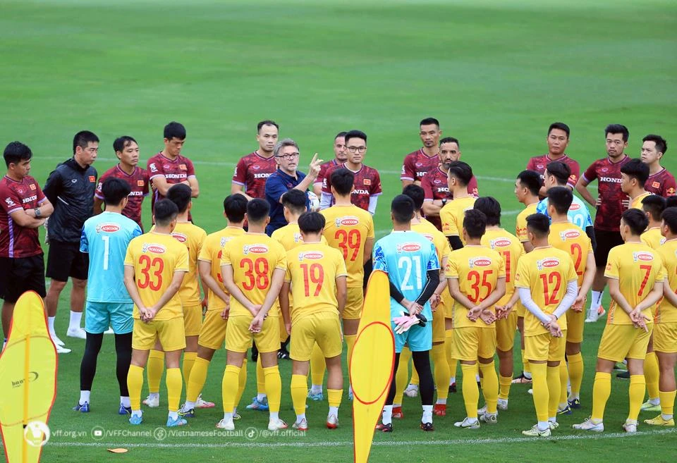 Huấn luyện viên Philippe Troussier rút gọn danh sách Đội tuyển Việt Nam xuống còn 30 cầu thủ trước trận giao hữu với Đội tuyển Hong Kong (Trung Quốc). (Ảnh: VFF)