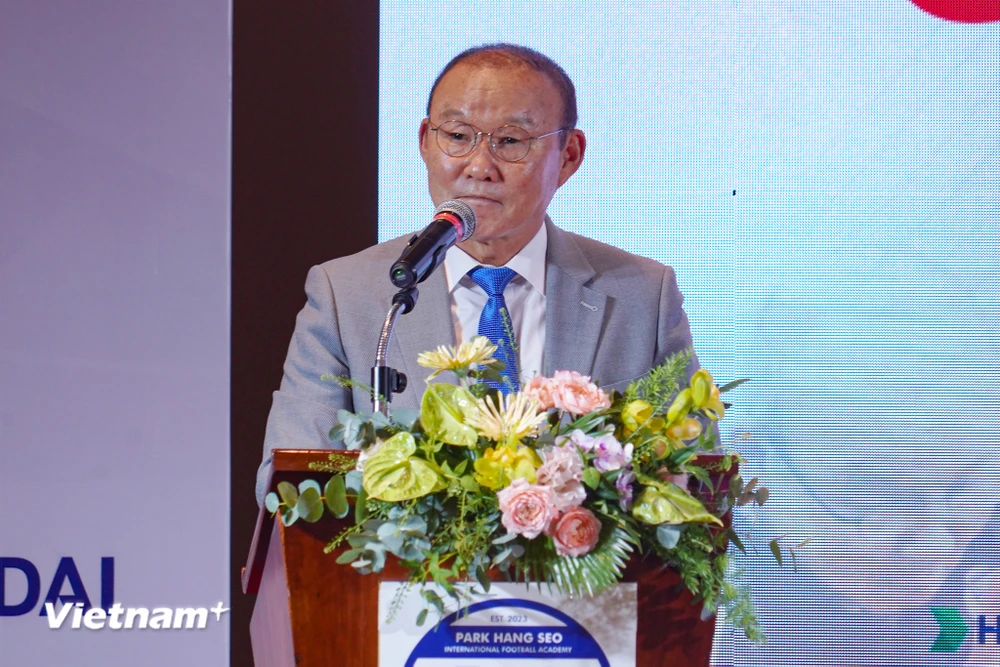 Huấn luyện viên Park Hang-seo phát biểu tại Lễ khai trương Học viện Bóng đá Quốc tế mang tên ông. (Ảnh: Việt Anh/Vietnam+)