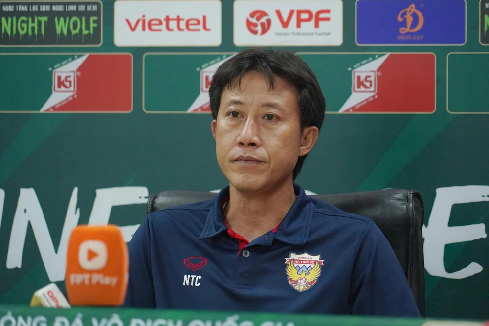 Huấn luyện viên Nguyễn Thành Công khẳng định những quyết định sai lầm của trọng tài đã khiến Hồng Lĩnh Hà Tĩnh phải nhận thất bại trước CLB Viettel. (Ảnh: Việt Anh/Vietnam+)