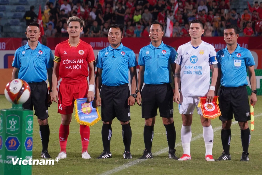 Tâm điểm của vòng 5 V-League 2023/24 là trận đấu giữa Công an Hà Nội và Thép Xanh Nam Định. (Ảnh: Việt Anh/Vietnam+)