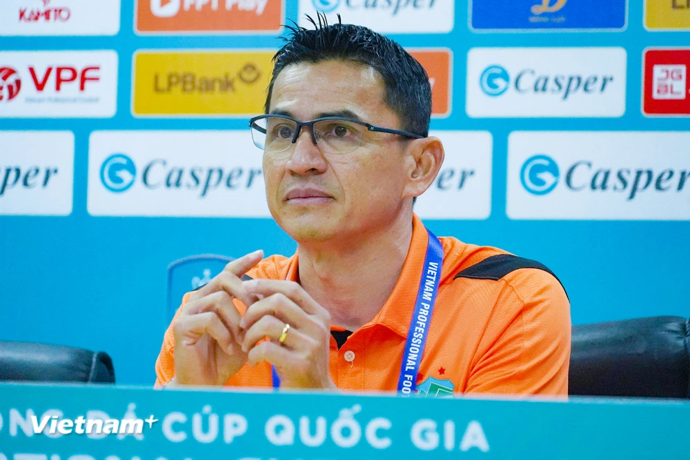 Huấn luyện viên Kiatisuk chính thức đảm nhận vị trí thuyền trưởng của Câu lạc bộ Công an Hà Nội. (Ảnh: Việt Anh/Vietnam+)