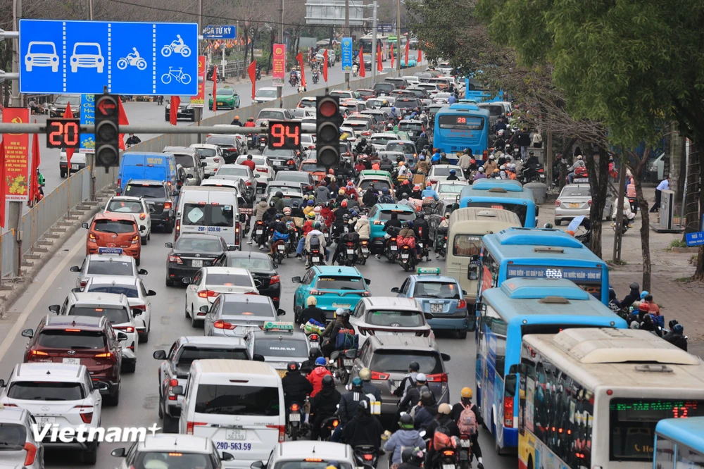 Giao thông Thủ đô ùn tắc trong ngày cuối cùng của kỳ nghỉ Tết Nguyên đán 2024. (Ảnh: PV/Vietnam+)