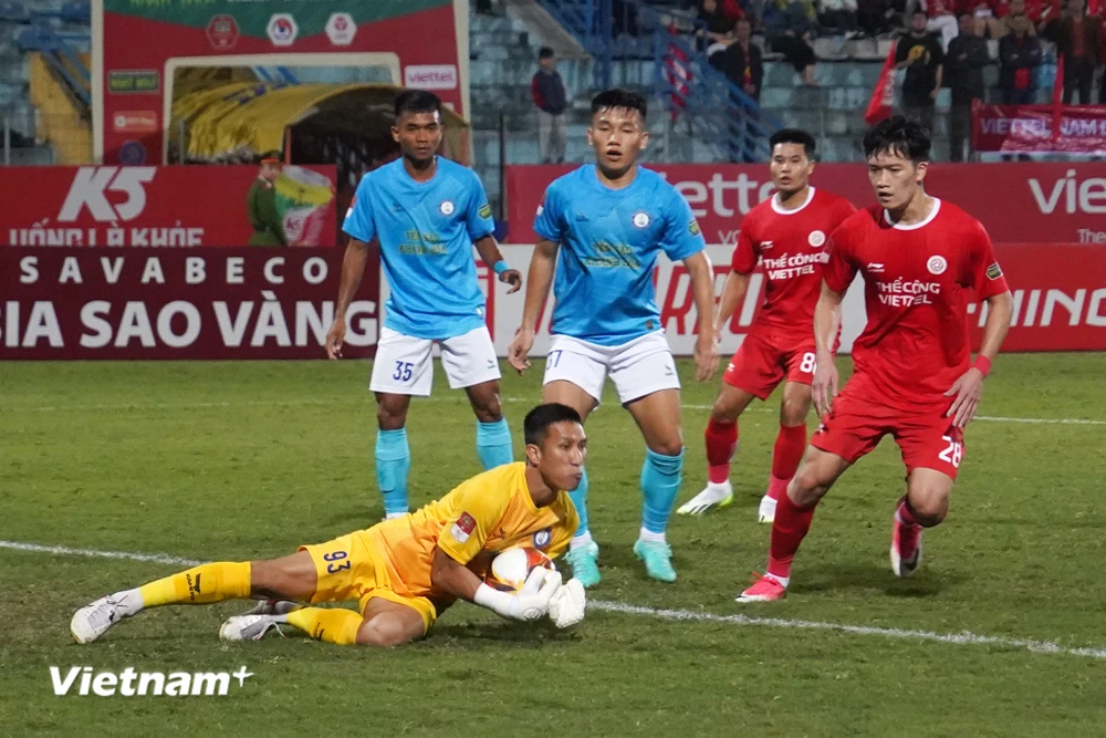 Hoàng Đức (số 28) và các đồng đội không thể giành chiến thắng trong trận đấu ra mắt của tân Huấn luyện viên Nguyễn Đức Thắng. (Ảnh: Việt Anh/Vietnam+)