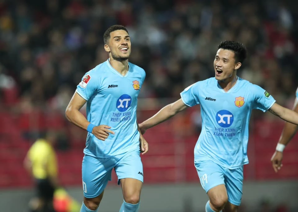 Hendrio (trái) tiếp tục tỏa sáng giúp Câu lạc bộ Thép Xanh Nam Định xây chắc vị trí dẫn đầu trên bảng xếp hạng V-League 2023/24. (Ảnh: FB)