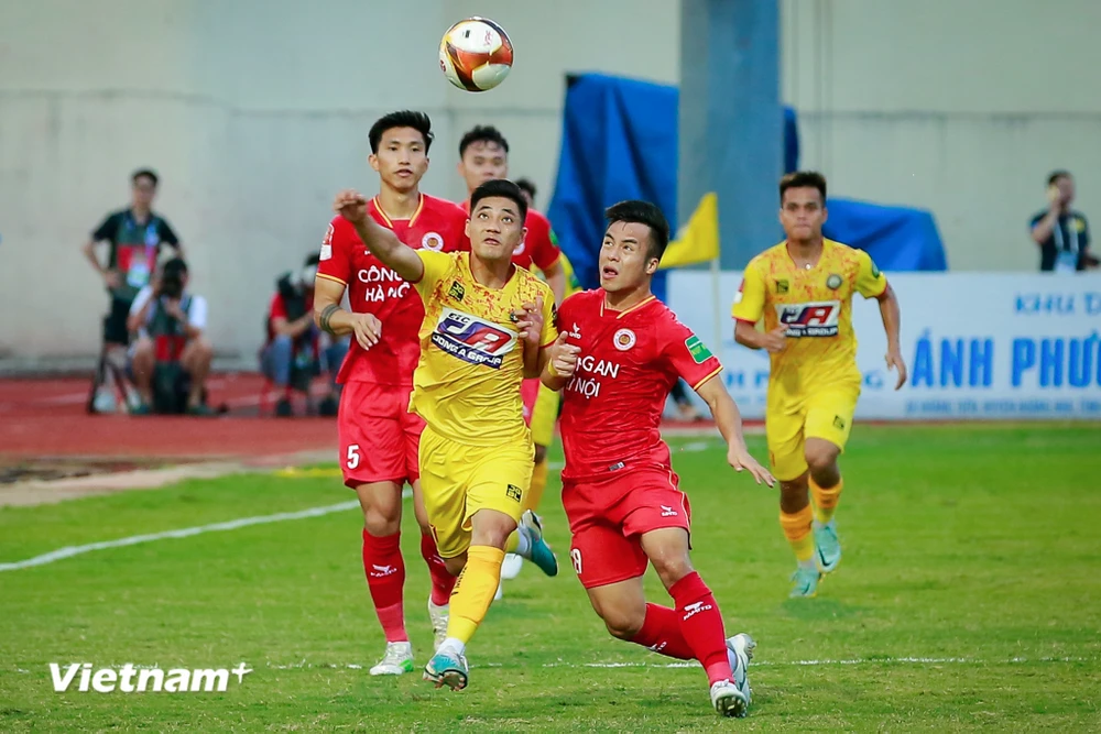 Công an Hà Nội (áo đỏ) tiếp đón Đông Á Thanh Hóa là trận cầu tâm điểm của vòng 11 V-League 2023/24. (Ảnh: Hoài Nam/Vietnam+)