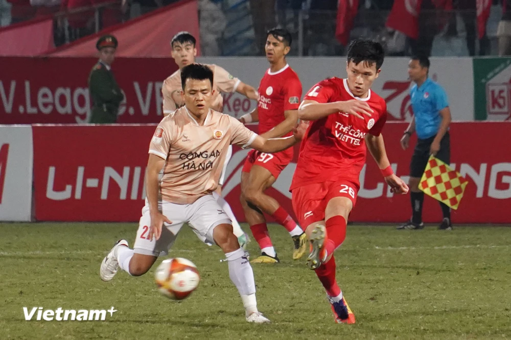 Thể Công-Viettel (áo đỏ) giành chiến thắng 3-0 trước Công an Hà Nội ở vòng 13 V-League. (Ảnh: Việt Anh/Vietnam+)