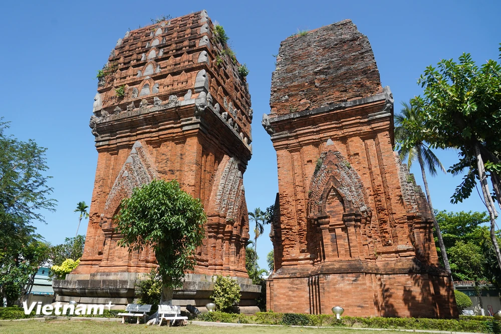Cận cảnh nét kiến trúc cổ kính của Tháp Đôi Chămpa giữa lòng thành phố Quy Nhơn