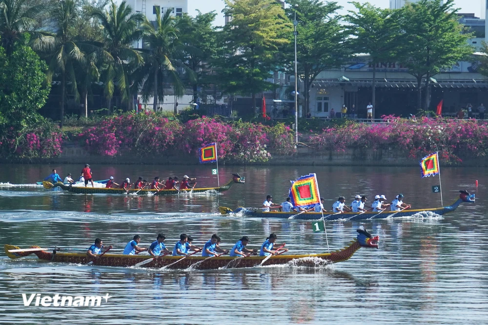 Các đội đua thuyền bước vào ngày thi đấu đầu tiên sáng 26/3. (Ảnh: Việt Anh/Vietnam+)