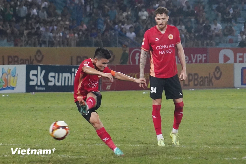 Siêu phẩm đá phạt của tiền vệ Quang Hải giúp Câu lạc bộ Công an Hà Nội giành chiến thắng 2-0 trước đội khách Sông Lam Nghệ An.