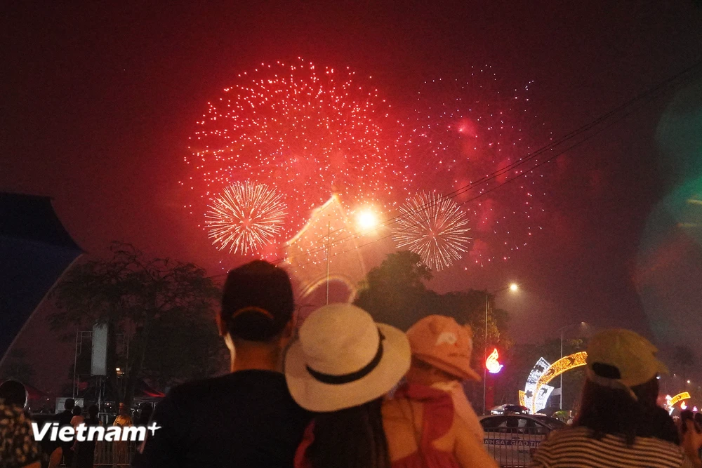Phú Thọ: Hàng ngàn du khách đội mưa xem pháo hoa mừng Lễ hội Đền Hùng 2024