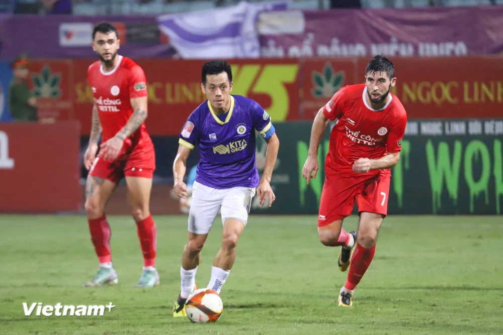 Trận 'Derby Thủ đô' ở vòng 17 V-League 2023/24 đã khép lại với chiến thắng 2-0 nghiêng về Thể Công-Viettel (áo đỏ). (Ảnh: Việt Anh/Vietnam+)