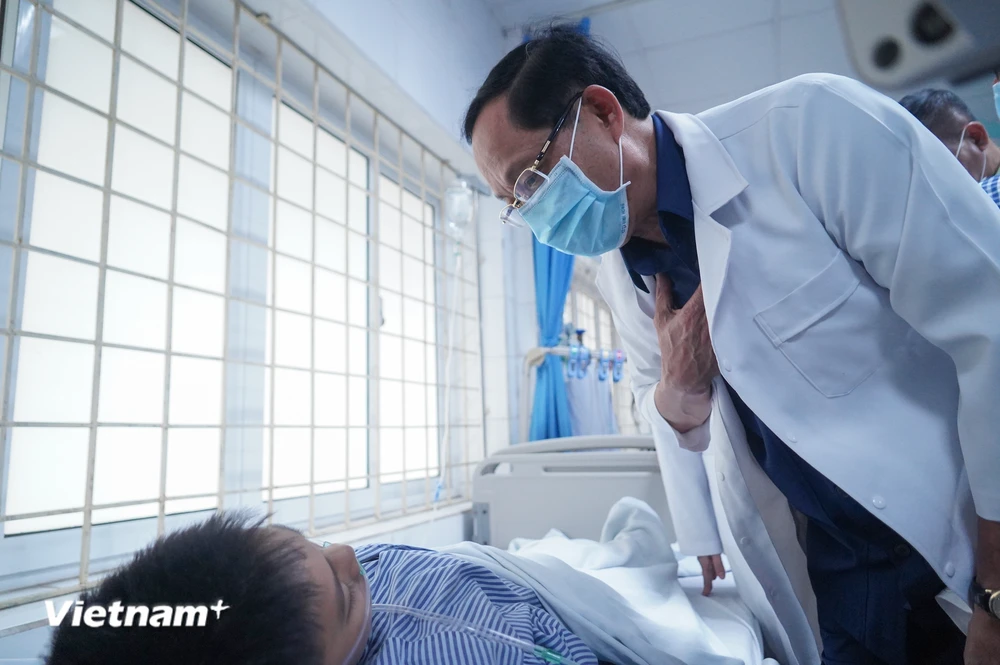 Sáng 24/5, Phó Chủ tịch Quốc hội Trần Quang Phương thăm hỏi các bệnh nhân đang điều trị hồi sức tại Bệnh viện Giao thông Vận tải sau vụ cháy nhà trọ ở khu vực Trung Kính (Hà Nội). (Ảnh: Việt Anh/Vietnam+)