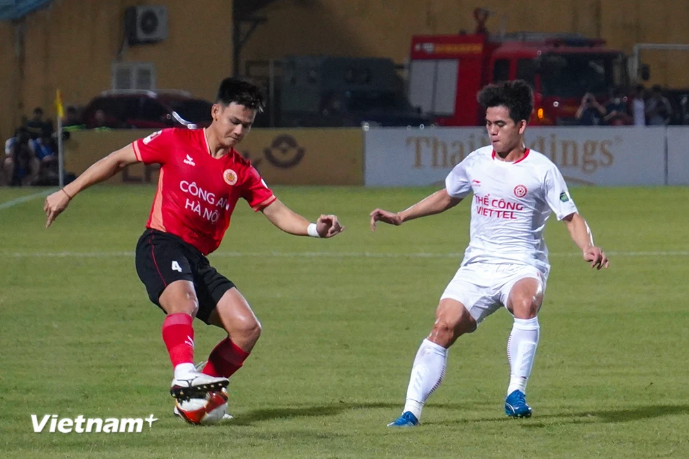 Công an Hà Nội (áo đỏ) nhận thất bại 1-2 trước Thể Công-Viettel ở vòng 21 V-League 2023/24. (Ảnh: Việt Anh/Vietnam+)