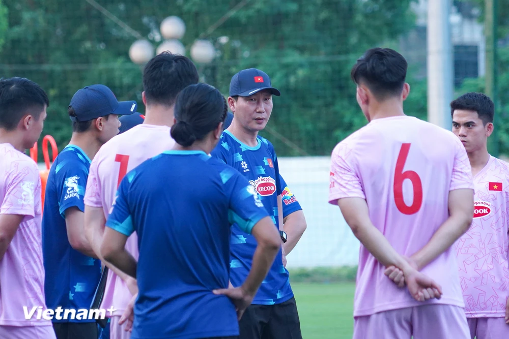 Huấn luyện viên Kim Sang-sik và các học trò đặt mục tiêu giành chiến thắng trong trận đấu với Philippines. (Ảnh: Việt Anh/Vietnam+)