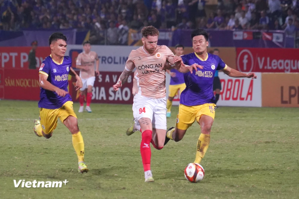 Với 'hành trang' là mạch bất bại ở 5 vòng đấu gần nhất, Hà Nội FC (áo tím) quyết tâm đòi lại 'món nợ' để thua 0-2 trước Công an Hà Nội ở lượt đi V-League 2023-2024. (Ảnh: Việt Anh/Vietnam+)