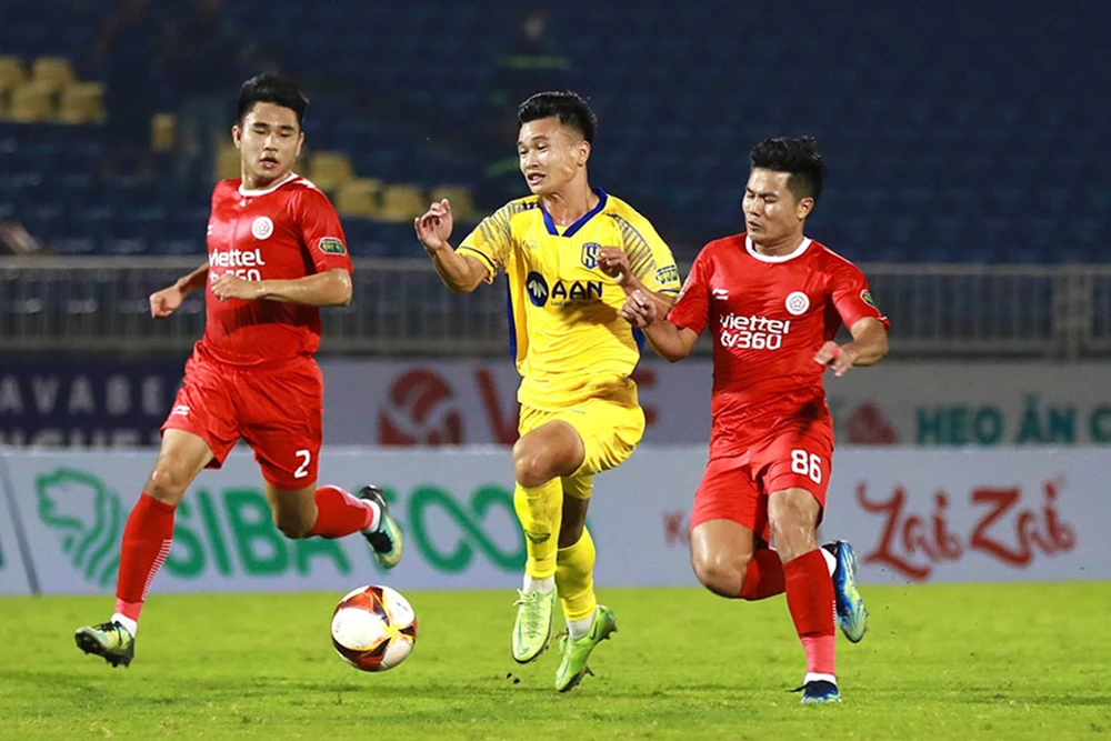 Câu lạc bộ Sông Lam Nghệ An (áo vàng) không còn quyền tự quyết trong cuộc đua trụ hạng. (Ảnh: VPF)
