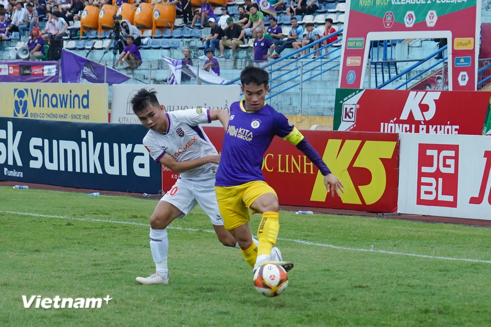 Hà Nội FC (áo tím) chia điểm với đội khách Becamex Bình Dương trong trận hòa 3-3 trên sân Hàng Đẫy. (Ảnh: Việt Anh/Vietnam+)