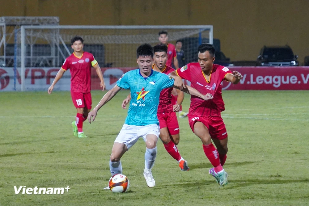 Câu lạc bộ Hồng Lĩnh Hà Tĩnh (áo xanh) vượt qua đối thủ PVF-CAND trong trận play-off trụ hạng V-League. (Ảnh: Việt Anh/Vietnam+)