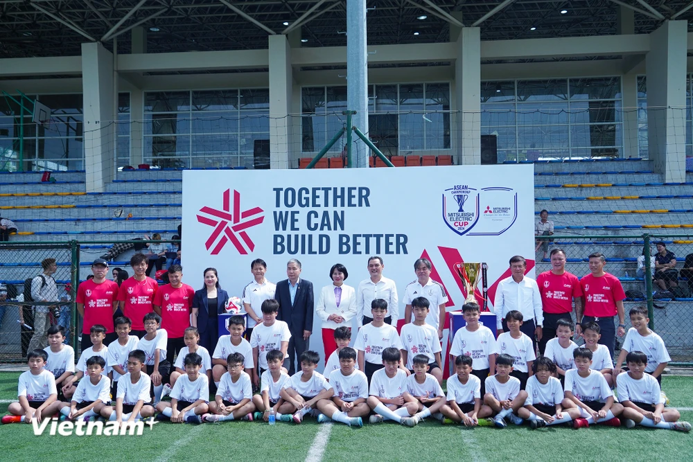 Chương trình huấn luyện bóng đá (Football Clinic) dành cho các cầu thủ trẻ là sự kiện mở màn cho Trophy Tour ASEAN Cup 2024 tại Hà Nội. (Ảnh: Việt Anh/Vietnam+)