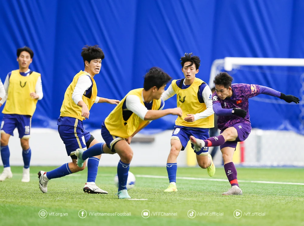 Đội tuyển Việt Nam (áo tím) giành chiến thắng 2-0 trước Câu lạc bộ Ulsan Citizen (Giải hạng 3 của Hàn Quốc). (Ảnh: VFF)