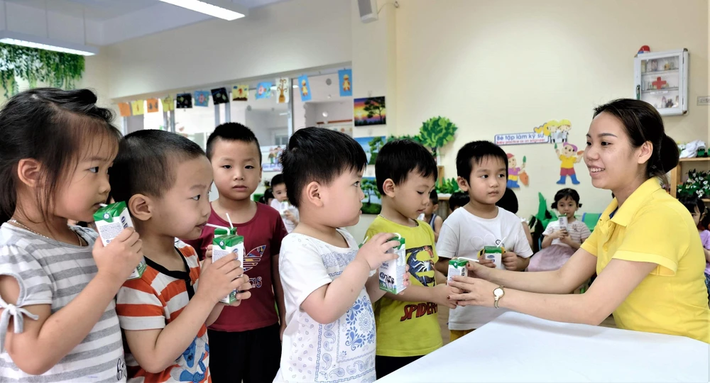 Theo mục tiêu của đề án sữa học đường đến hết năm 2020 có khoảng 1,2 triệu trẻ mầm non và tiểu học ở Hà Nội được uống sữa học đường. (Ảnh: CTV)