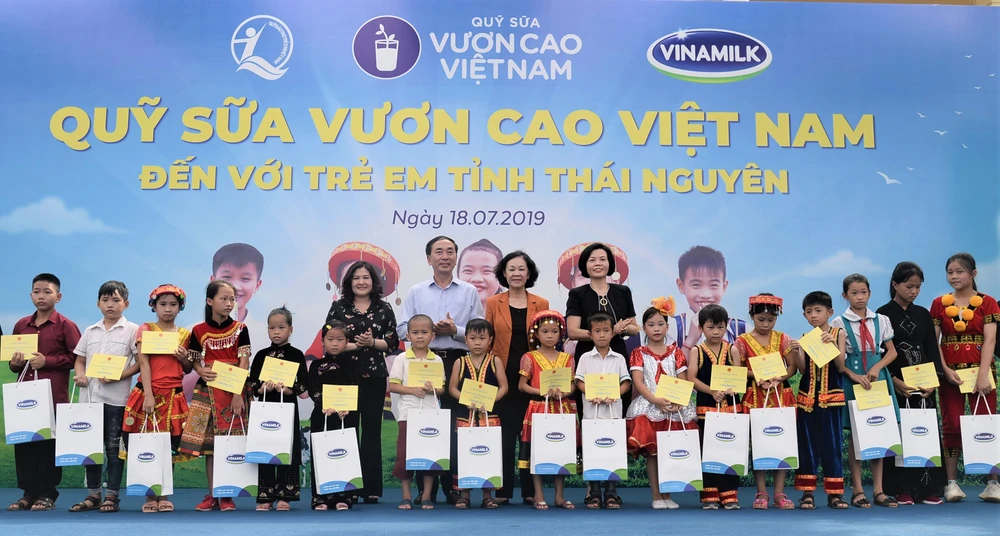 Trong suốt chặng đường 12 năm, Quỹ sữa Vươn Cao Việt Nam và Vinamilk đã trao tặng hơn 35 triệu ly sữa cho trẻ em khó khăn trên khắp Việt Nam. (Ảnh: CTV)