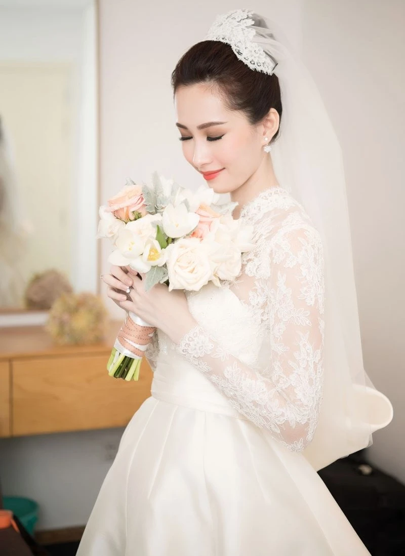 Những bộ váy cưới đắt đỏ đính 30.000 viên pha lê mà Xoài Non diện trong đám  cưới với streamer giàu nhất Việt Nam - Netizen - Việt Giải Trí