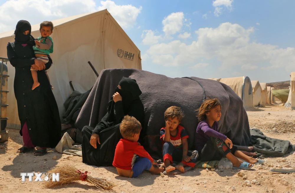 Người tị nạn Syria tại khu lều trại Kafr Lusin, gần cửa khẩu Bab al-Hawa ở biên giới Syria-Thổ Nhĩ Kỳ. (Ảnh: AFP/ TTXVN)