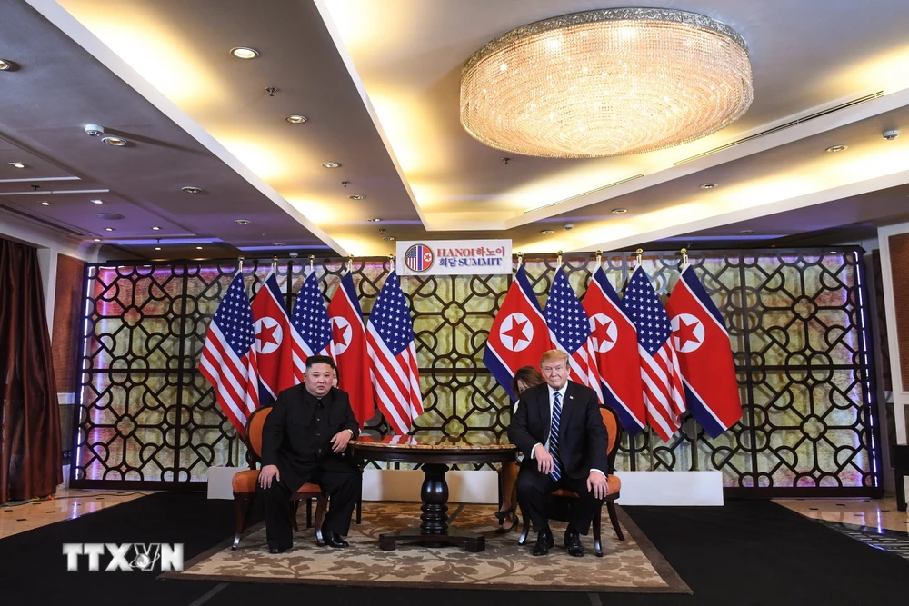 Tổng thống Mỹ Donald Trump (phải) và Chủ tịch Triều Tiên Kim Jong-un trong cuộc gặp riêng tại ngày làm việc thứ hai của Hội nghị thượng đỉnh Mỹ-Triều lần hai ở Hà Nội, ngày 28/2/2019. (Ảnh: AFP/TTXVN) 