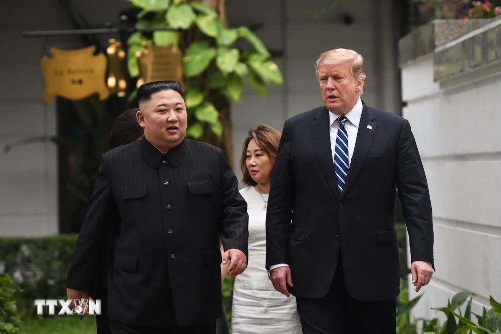 Tổng thống Mỹ Donald Trump (phải) và Chủ tịch Triều Tiên Kim Jong-un tới phòng họp để bắt đầu cuộc gặp mở rộng với quan chức hai nước tại Hà Nội ngày 28/2/2019. (Ảnh: AFP/TTXVN) 