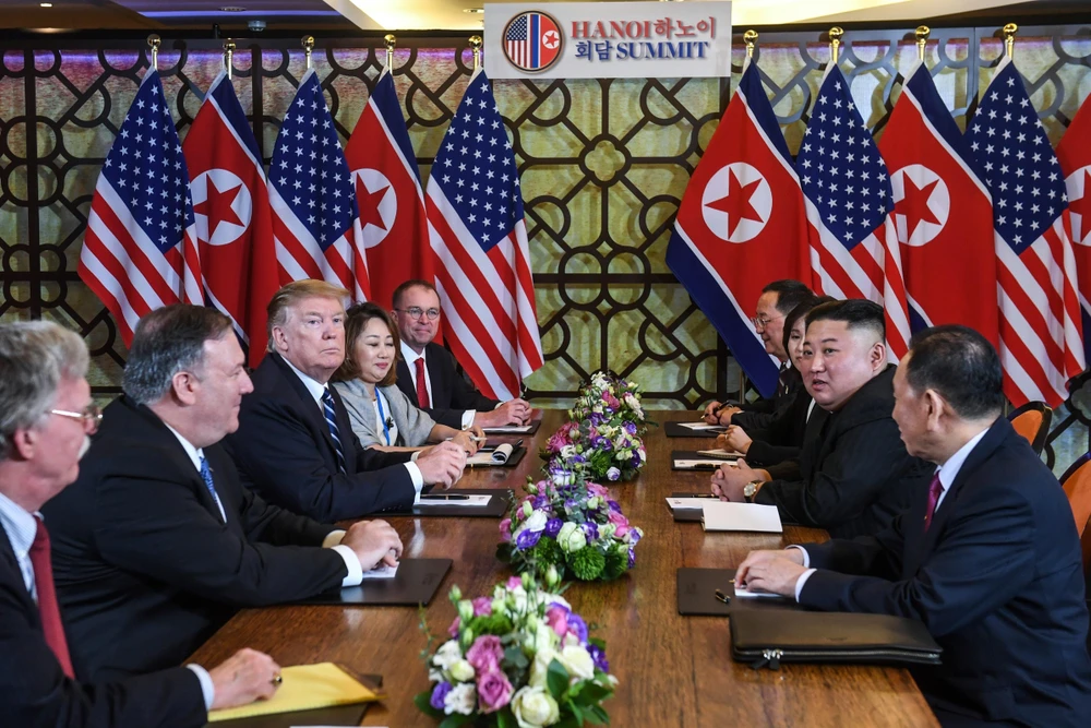 Tổng thống Mỹ Donald Trump (thứ 3, trái) và Chủ tịch Triều Tiên Kim Jong-un (thứ 2, phải) tại cuộc họp mở rộng với các quan chức hai nước trong ngày thứ hai của Hội nghị thượng đỉnh Mỹ-Triều lần hai ở Hà Nội ngày 28/2/2019. (Ảnh: AFP/ TTXVN)