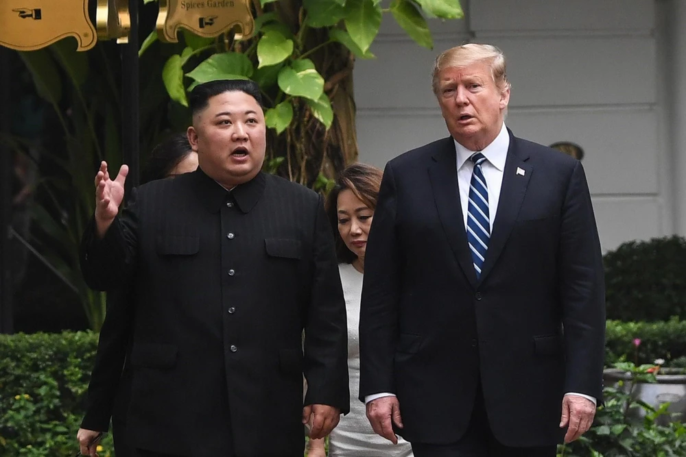 Tổng thống Mỹ Donald Trump (phải) và Chủ tịch Triều Tiên Kim Jong-un tại ngày làm việc thứ hai của Hội nghị thượng đỉnh Mỹ-Triều lần hai ở Hà Nội, ngày 28/2/2019. (Ảnh: AFP/TTXVN)